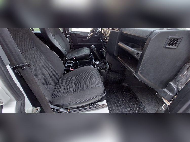 Land Rover Defender 2.2 122CV foto 7